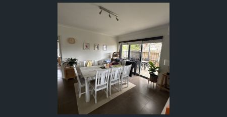 THREE BEDROOM TOWNHOUSE - Photo 4