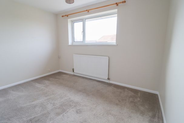 Well-proportioned three-bedroom semi-detached home - Photo 1