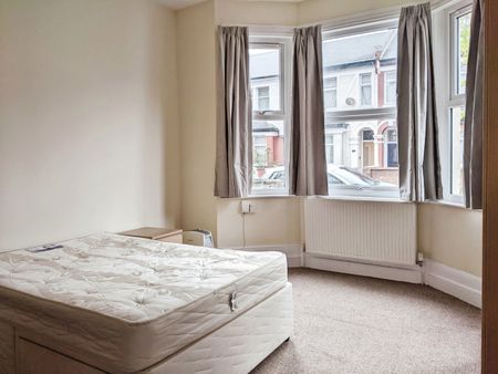 Pitcairn Road, Mitcham - Photo 2