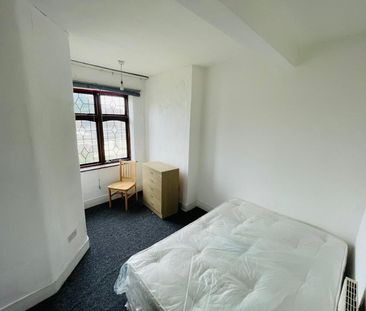 4 Bed Terraced House, Eastern Avenue, IG4 - Photo 1