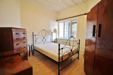 1 Bed Flat - Photo 3