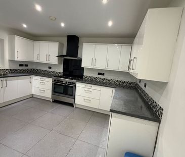 5 Bed Detached House, Selbourne Road, LU4 - Photo 3