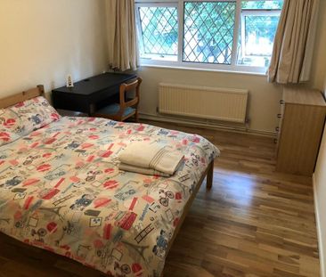3 bedroom flat to rent - Photo 6