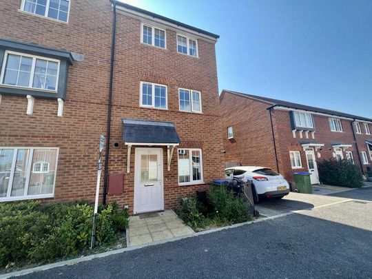 4 bedroom semi-detached house to rent - Photo 1