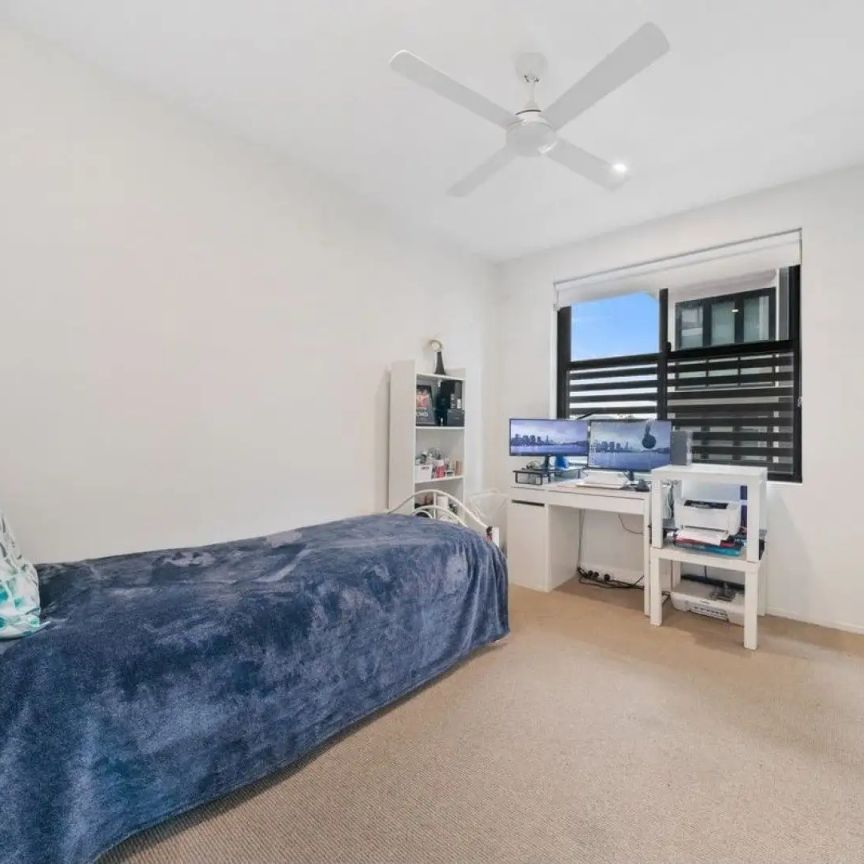 “Spacious & Modern Unit – Steps to Indooroopilly Shops, Cafés & Transport” - Photo 1