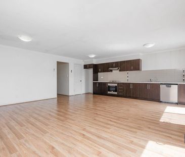 Modern low maintenance family home - Photo 5