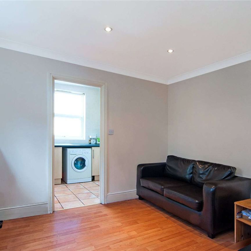 This three bedroom flat on Tooting Bec Road would be ideal for professional sharers. - Photo 1