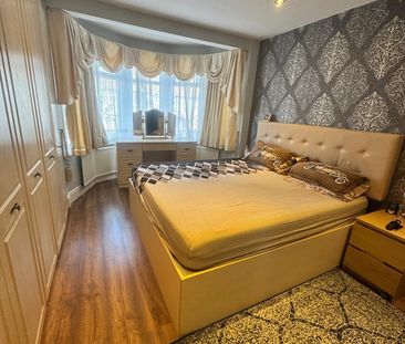 4 Bed Semi-Detached House, Glenwood Gardens, IG2 - Photo 5