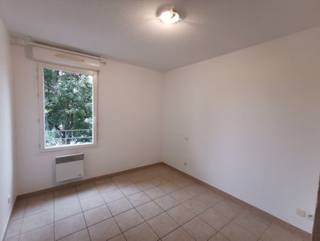 Appartement 3 pièces 63m2 MARSEILLE 13EME 898 euros - Photo 3