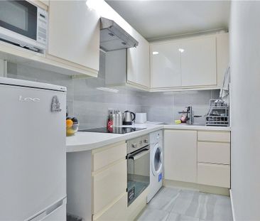 De Havilland Way, Stanwell, Staines-upon-Thames, Surrey, TW19 7JL - Photo 3