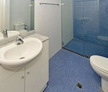 Well designed and conveniently located apartment - Photo 3