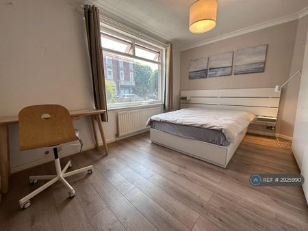 3 bedroom flat to rent - Photo 2
