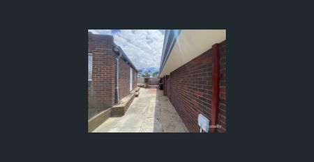 Large Family Home Opposite Park - Photo 5