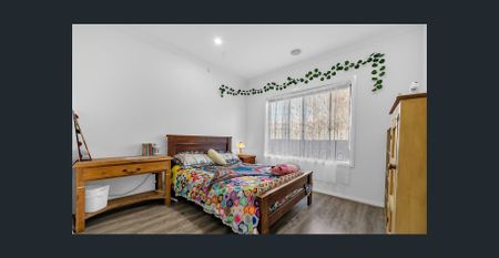 Contemporary Five-Bedroom Home in Sought-After Manzeene Estate - Photo 5