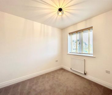 3 bedroom House in Collins Walk, Crowthorne - Photo 3