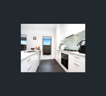 2/10 Loveridge Way, South Morang, Vic 3752 - Photo 3