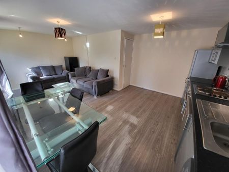 4 bedroom semi-detached house to rent - Photo 2