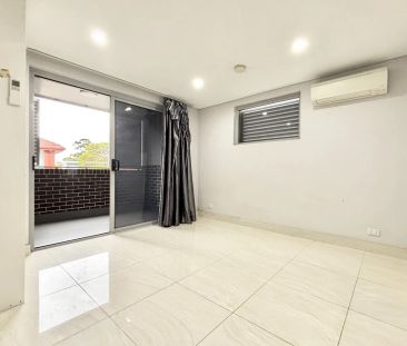 Spacious, Well-Maintained Boutique Studio Apartment in Prime Location - Photo 1