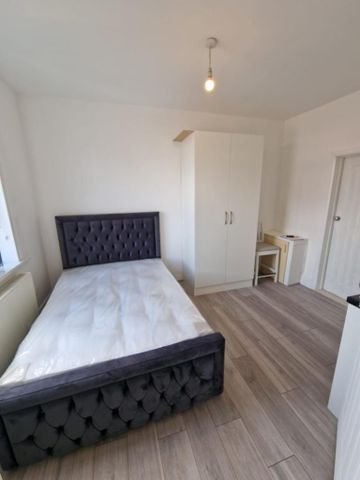 1 bedroom in a house share to rent - Photo 3