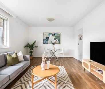 Light-Filled Apartment in a Prime Kew Location - Photo 2
