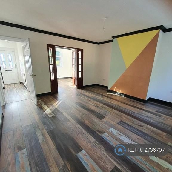 4 bedroom semi-detached house to rent - Photo 1