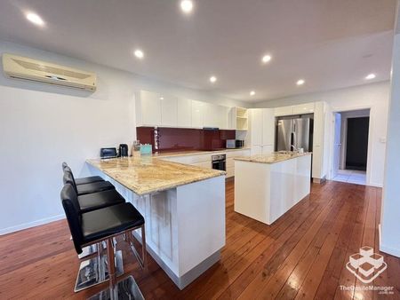 Luxury 3 storey House in central Surfers Paradise - Photo 2