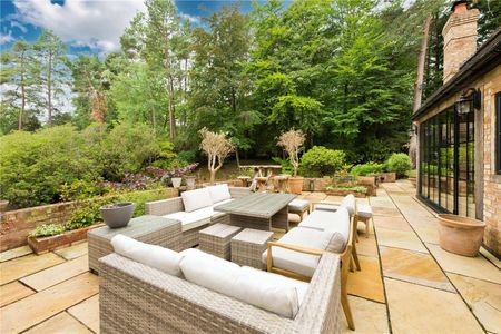 A stunning five bedroom detached character family home in Bagshot - Short Term - Photo 2