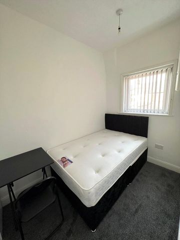 3 Bedroom Terraced - Photo 4