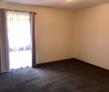 IMPRESSIVE FAMILY HOME - SINGLE LEVEL SPACE AND COMFORT - Photo 1