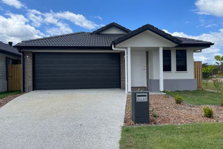 Modern 4-Bedroom Home in Park Ridge! - Photo 3