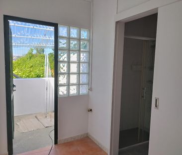 CasaT1 independente. Renovada. Junto ao Arrábida shopping. transpor... - Photo 1