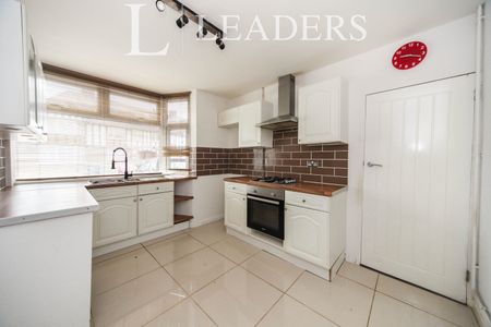 2 bedroom mid-terrace to rent Charming 2-Bedroom Terraced House - Driveway and Rear Garden - LU3 - Photo 2