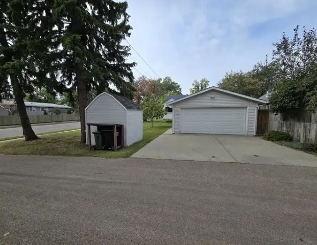 Bright and Cozy 3 bedroom house in the trendy Neighborhood of Highlands | Edmonton - Photo 1