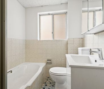 Coastal Convenience in the Heart of Cronulla - Photo 2