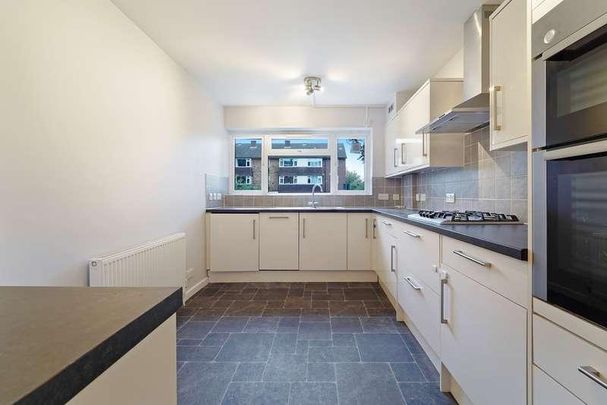 Lovelace Road, Surbiton, KT6 - Photo 1