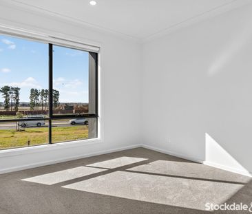 Corner 4 Bedroom Townhouse in Prime Grand View Location! - Photo 1