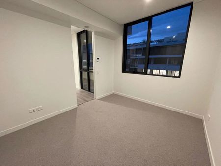Immaculate executive apartment | Designer finishes in superb lifestyle precinct - Photo 2