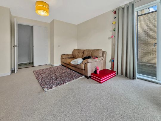 A spacious, three storey, four bedroom family home on the popular Novo development in Trumpington. Ideally situated for access to Addenbrookes, Cambridge City Centre and to the M11. Also in close proximity to a number of schools. - Photo 1