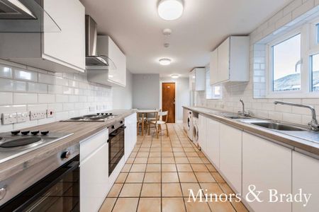 1 bedroom in a house share to rent - Photo 2