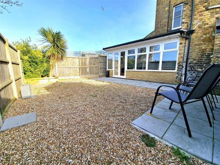 1 bedroom in a house share to rent - Photo 2