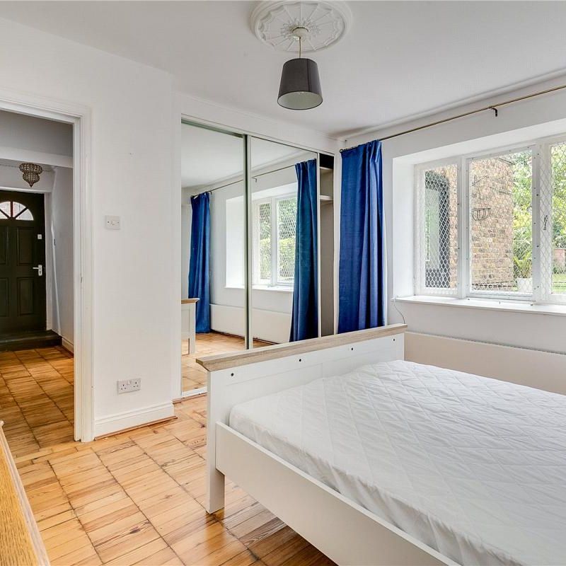 3 bedroom flat in Islington - Photo 1