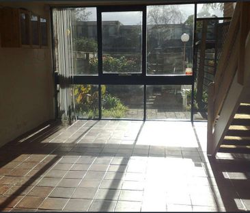 Charming Two-Bedroom Townhouse in a Sought-After Maribyrnong Location - Photo 2