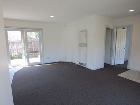 Just a short walk to the Gilbert Road tram this lovely 2 bedroom home is perfectly positioned in prime location. - Photo 2