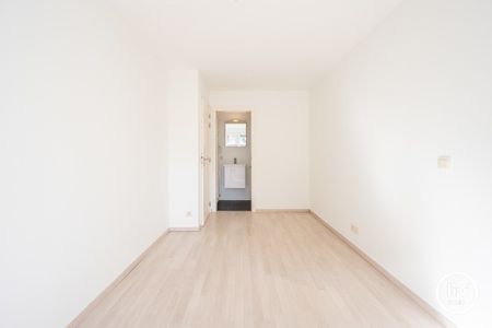 ONGEMEUBELD: Aangenaam recent appartement met 2 volwaardige slaapkamers op een zeer centrale ligging dichtbij de Lippenslaan en de zeedijk te Knokke. - Foto 3