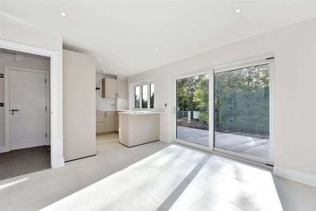 SHORT TERM - A family home, finished to an exceptionally high standard and offered furnished. - Photo 5