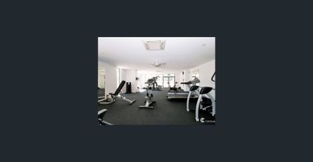 Spacious 2 Bedroom 2 Bathroom Apartment on Ground Floor! - Photo 3