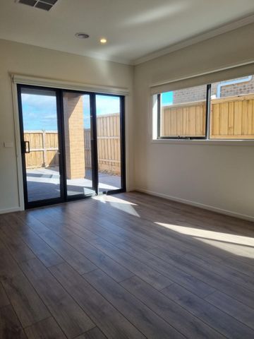 **Modern Comfort in Truganina: Stylish 4-Bedroom Family Home** - Photo 5