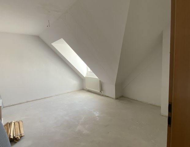 Moderne Dachgeschosswohnung Nähe Bahnhof – wird frisch renoviert - Photo 1