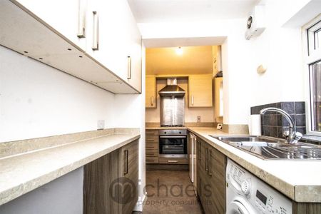 2 bedroom end of terrace house to rent - Photo 2