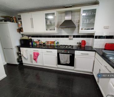 4 bedroom flat to rent - Photo 4